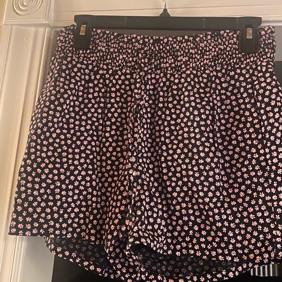 SO smocked shorts, black floral, high rise, size small - Picture 6 of 8